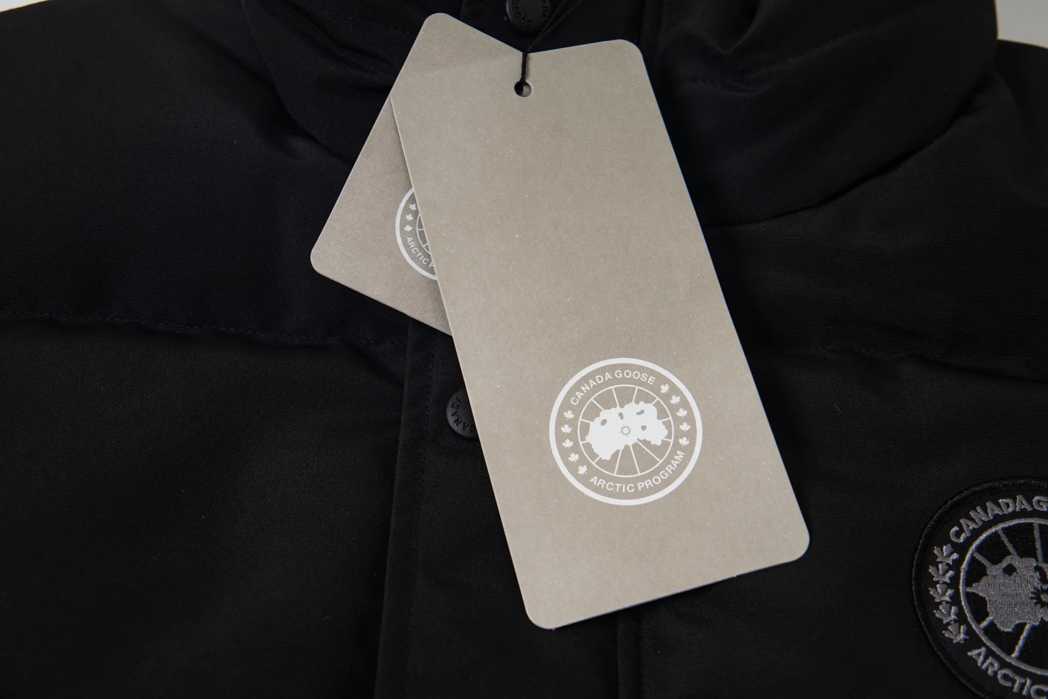 P360 Canada Goose/Canada Goose Black Label #Freestyle Crew 4151mb men's and women's vest down ➖ Imported Behringer embroidery machine customized 10,000-needle embroidery label! ➖ Imported 21-count polyester-cotton blended original fabric, using Feather-Light 10D waterproof coating fabric, made of 84.5% polyester fiber and 15.5% cotton, 100% the best feel in the entire network! ➖ The genuine official website uses the national standard 80 white duck down, and will never be misled by false claims such as 90 down or goose down! ➖ 100% nylon nylon lining with double double-layer sealing design to prevent velvet from running away. Top-grade polar fleece is used in the collar and pockets to keep warm and comfortable! ➖ Yoshida YKK provides original custom-made electroplated sliders. YKK two-way lockable zippers are tight and smooth and will not peel off paint! ➖ 3M composite original Velcro is durable, and all accessories and hardware are disassembled and customized! ⛔No slander, no exaggeration, no need for too much copywriting, because it is focused, it is professional!  SIZE: XS S M L XL XXL